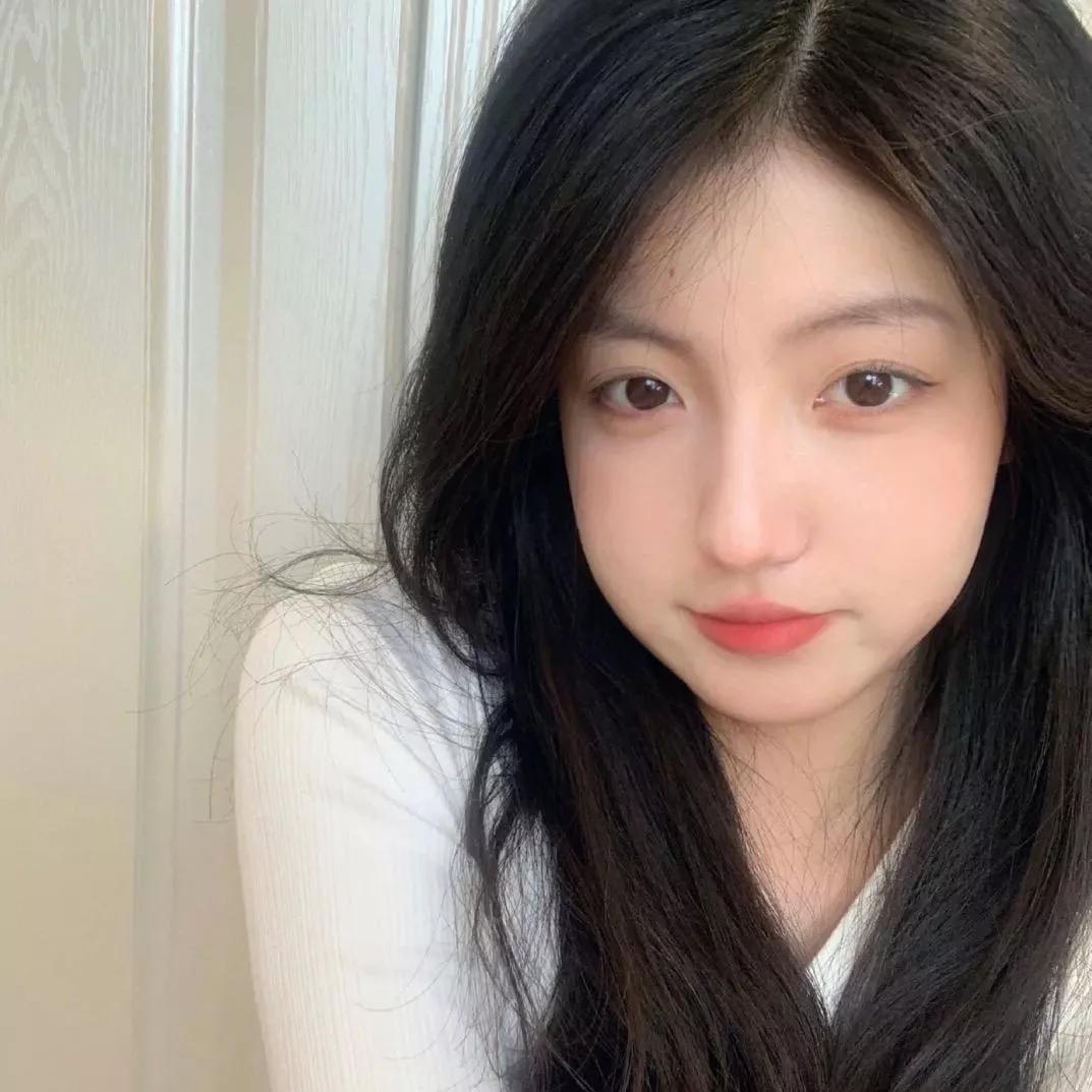 自然妆容，温柔微笑，散发着青春的气息。自然清新美少女 温柔甜美风妆容 清透少女感