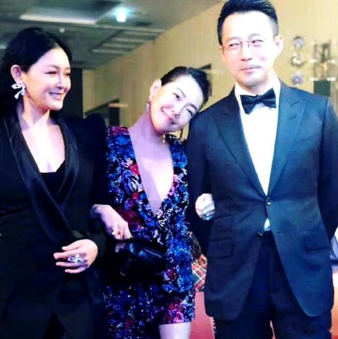 大S这个合影站位，不知道的人还以为小S和汪小菲才是一对。 
