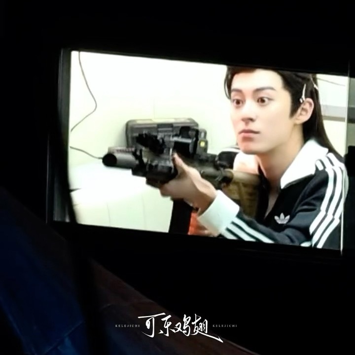 哈哈哈哈不是说好小冉拿手枪景行拿长枪，怎么回事（cr📕鸡翅补给岛王鹤棣