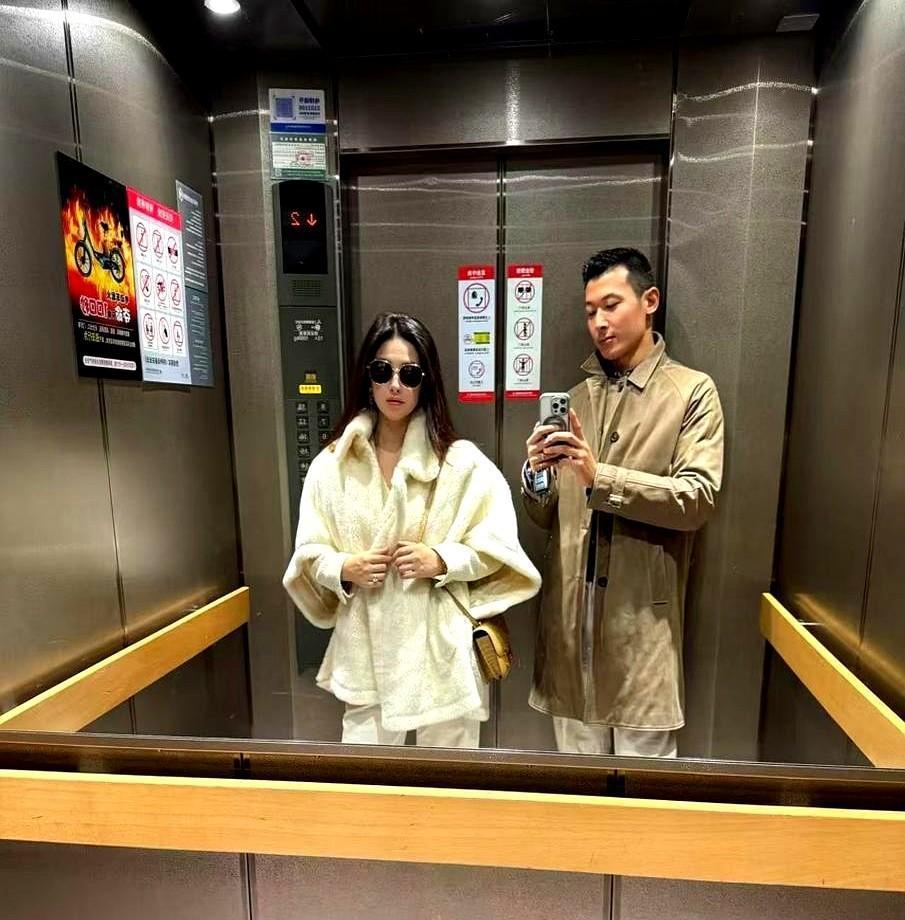 别的女演员在红毯争奇斗艳的时候  
她在剧组掐着点开视频  
电话那头传来小孩咯