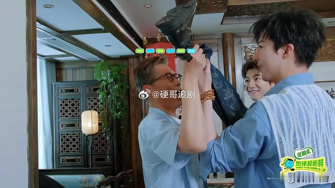 《地球超新鲜》第二季收官了，王玉雯整蛊林一！导演让找人抬腿超过乃叔，王玉雯说“林