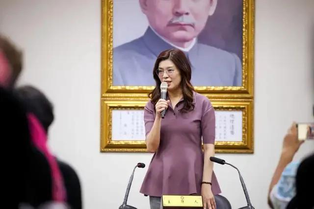 如果再选国民党主席，郑丽文也是第一，黄复兴永远支持郑丽文
 
谁说郑丽文的人缘差