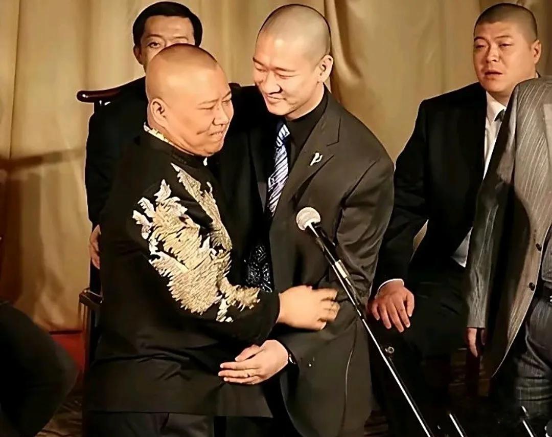 郭德纲的这一举动，展现了大格局。曹云金直播间一句话“师傅是我把您弄丢了”！
曹云