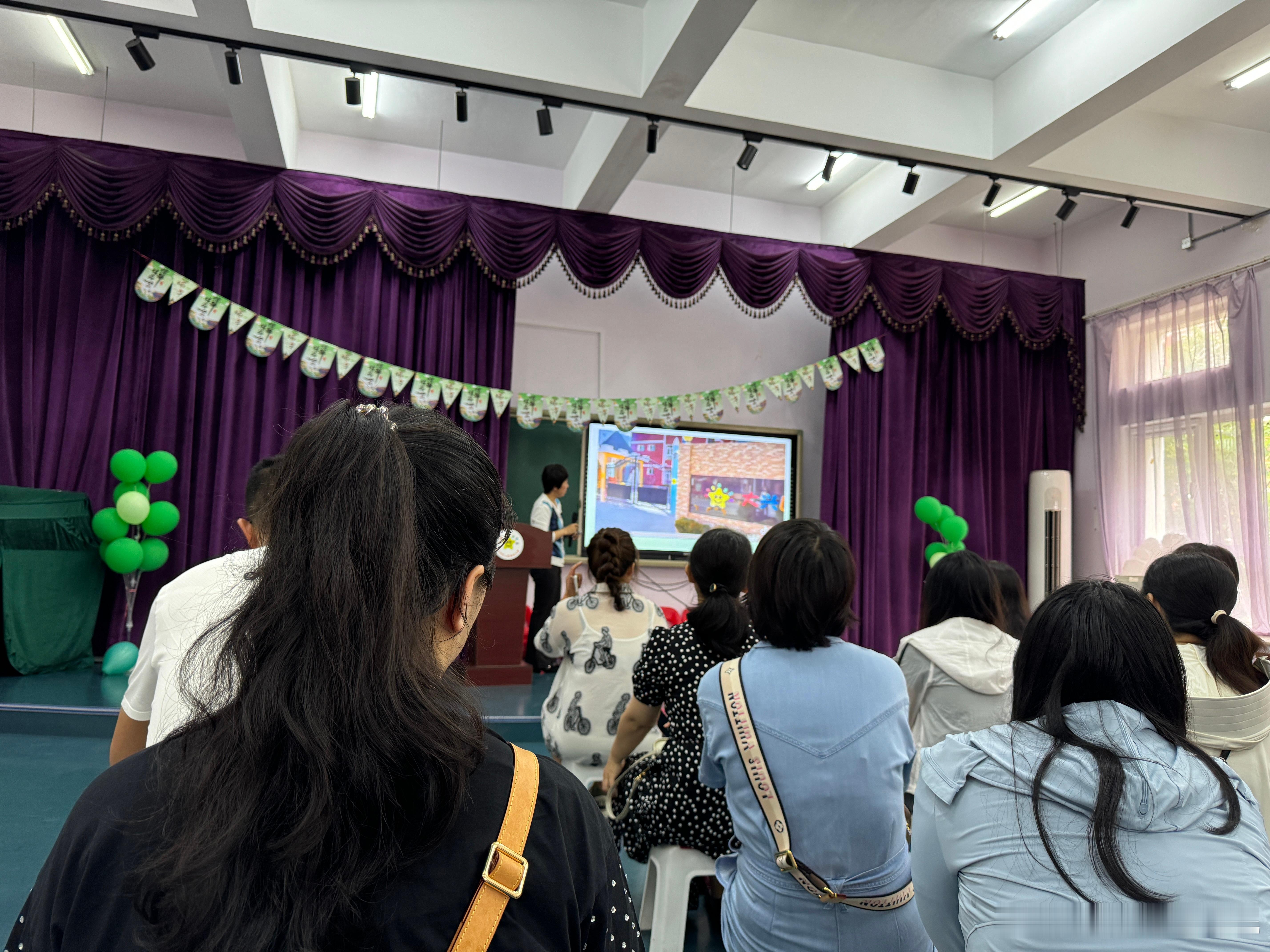 夜里3点赶回家，现在已经在幼儿园家长咨询会上了[困] ​​​