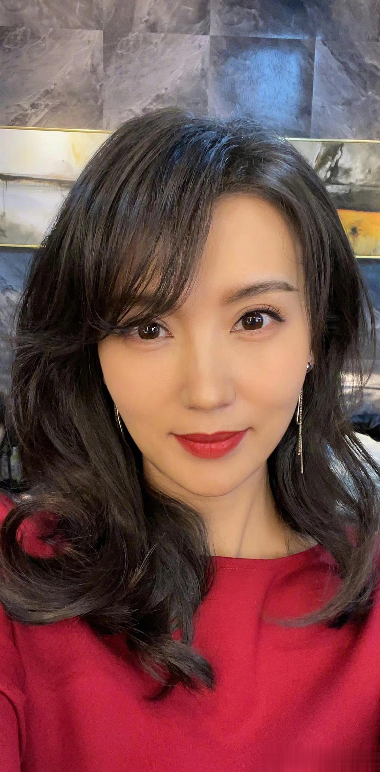 陈好45岁状态真好！

陪伴我们整个青春的万人迷如今已经45岁了，还在新剧《欢乐