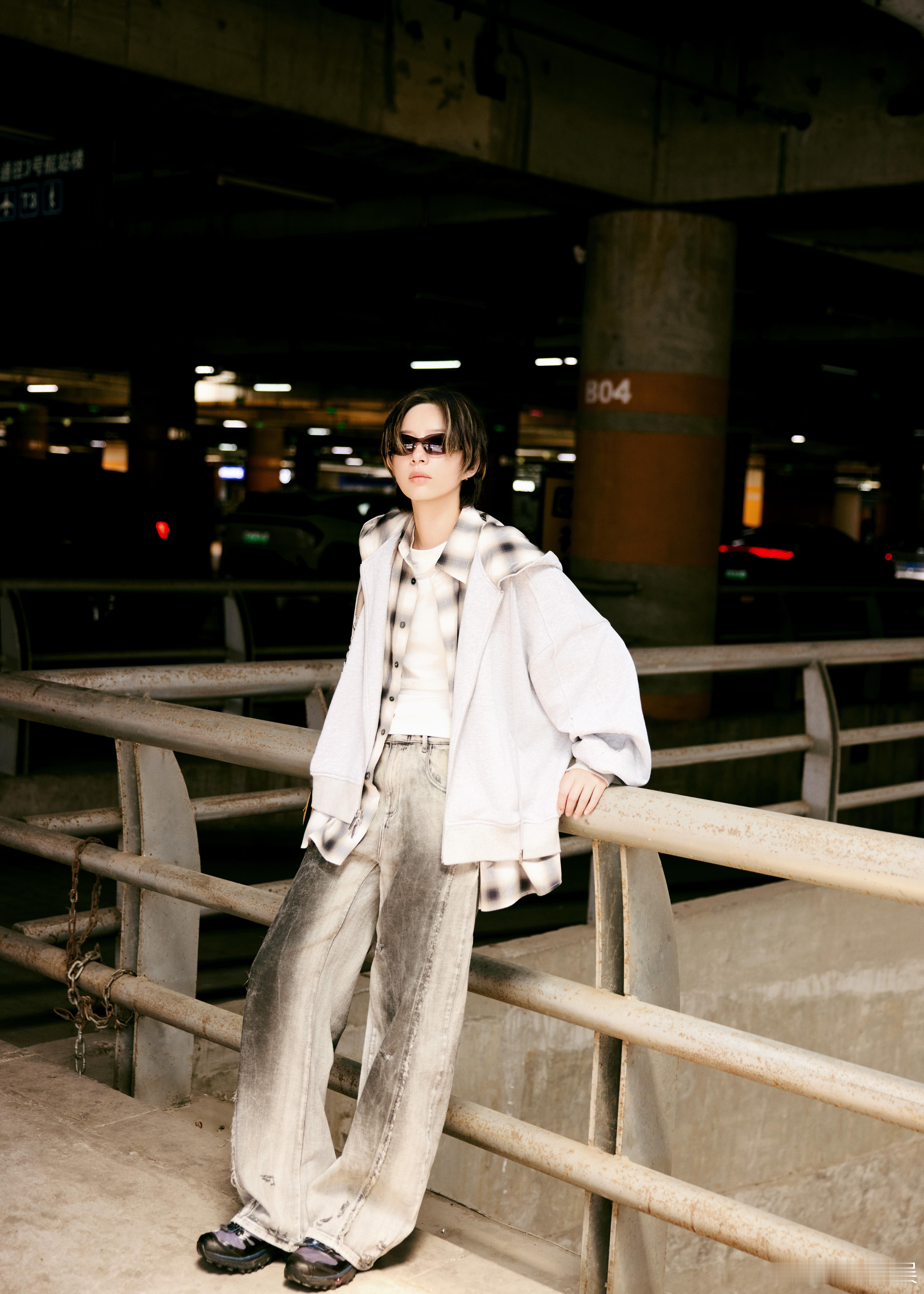 李斯丹妮北京style到巴黎变了  北京出发穿搭简约松弛毫无束缚，落地巴黎直接解