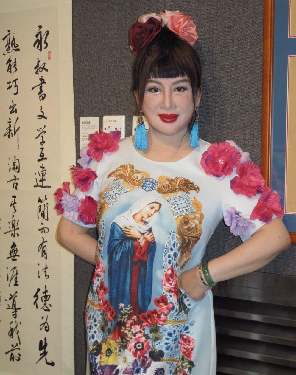 她当年是香港很出名女演员，36岁时曾参加法国华裔小姐选美并夺得冠军，但最轰动就是