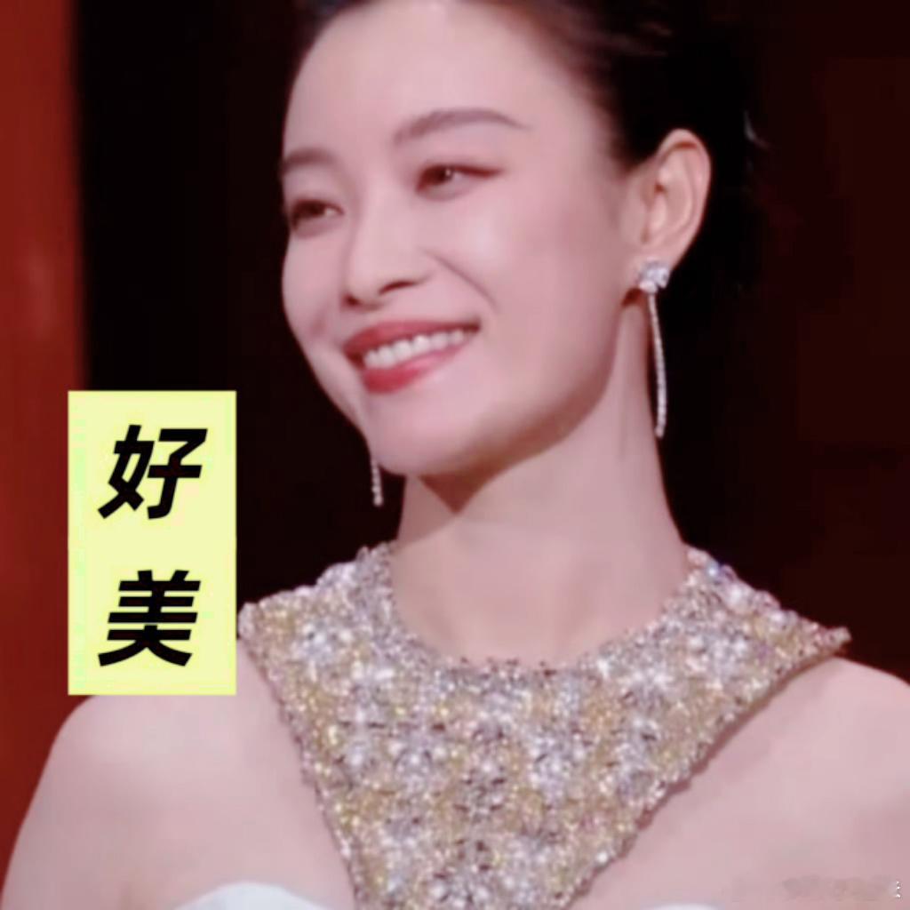 金鸡奖闭幕式上，倪妮一袭白礼服惊艳亮相，气质如兰，开口字正腔圆，节奏把控精准，瞬