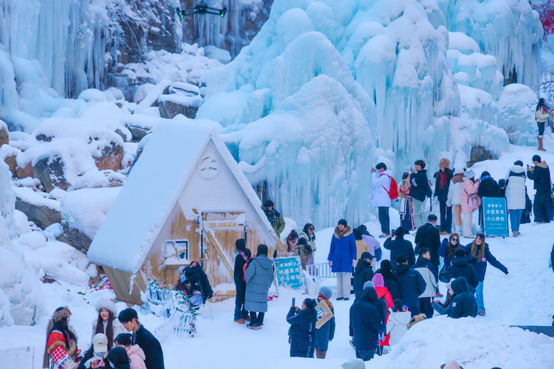 #这云台山是非去不可了# 云台山冰雪节必打卡景点：冰川玫瑰！咖啡木屋！海底世界！