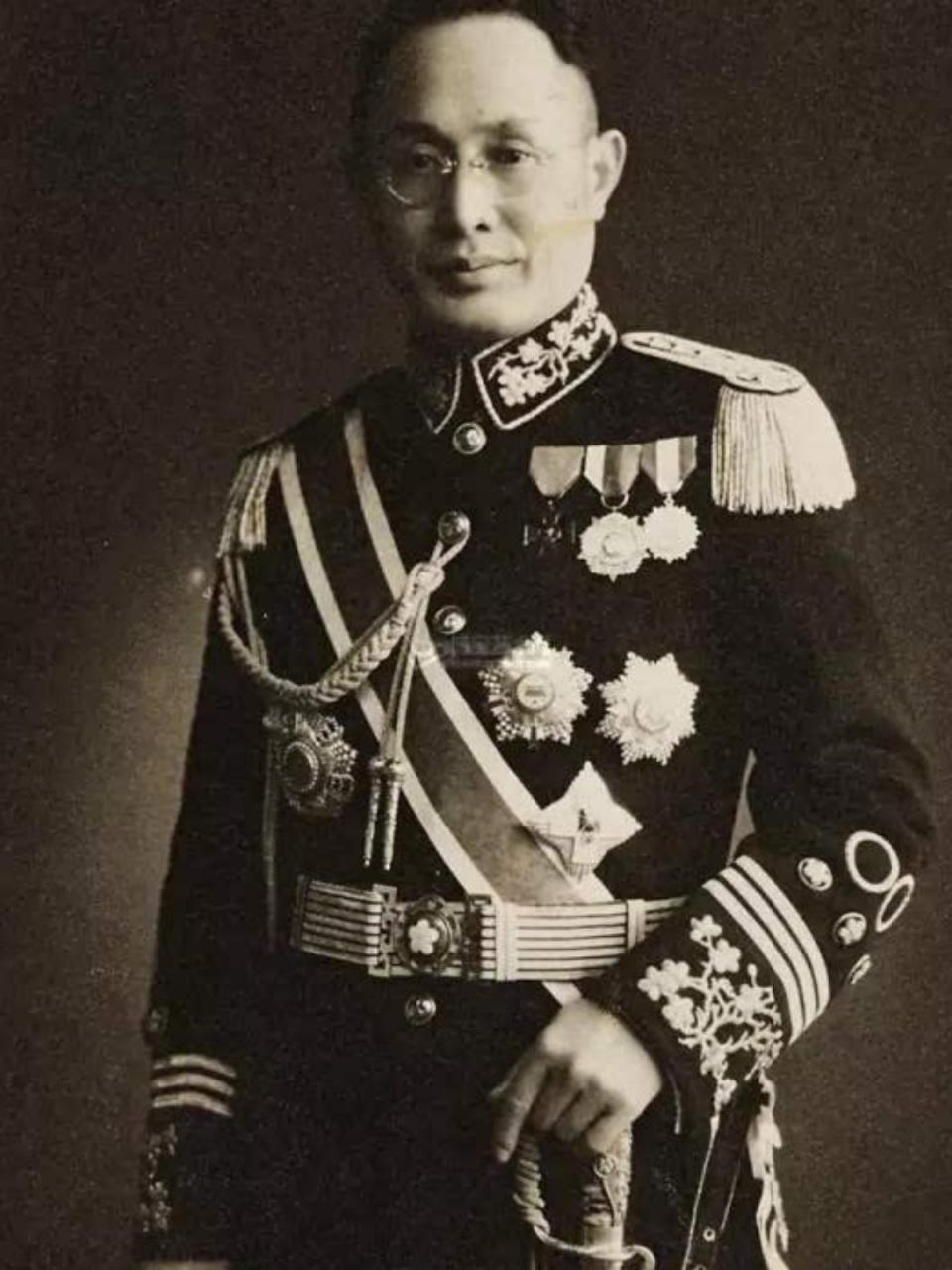 何应钦与冈村宁次同为日本陆军士官学校出身，受降仪式前一晚，何应钦专门派人给冈村宁