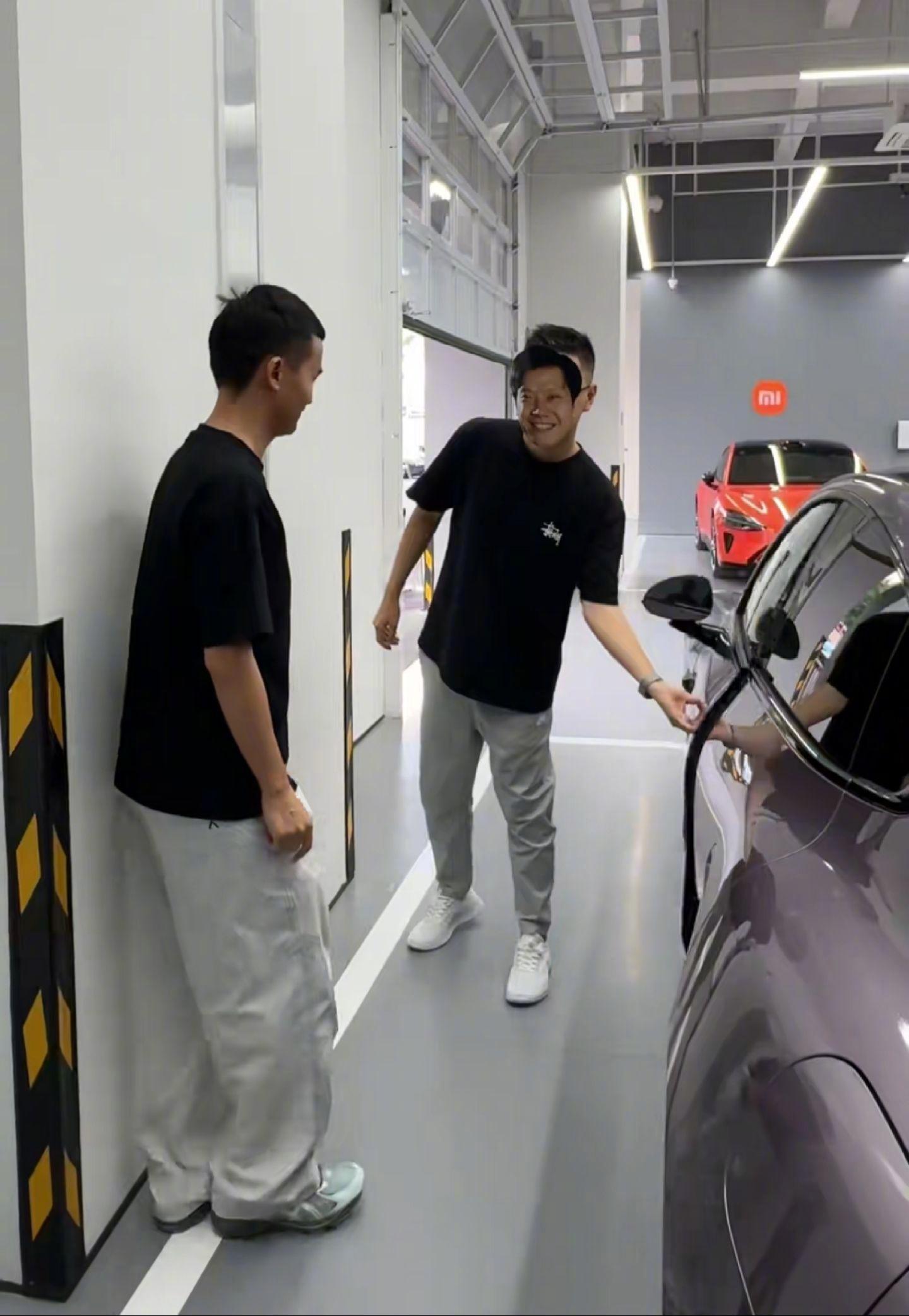 果然是销售，顶级理解客户需求，雷总没法亲自开门没关系，情绪价值到位了 ​​​