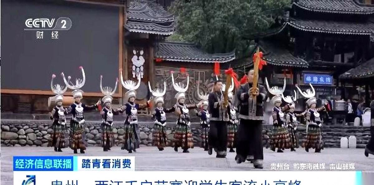 这个假期，有批人没往大城市挤，一窝蜂全钻进了贵州的山里。
毕节一座山上，人多得快