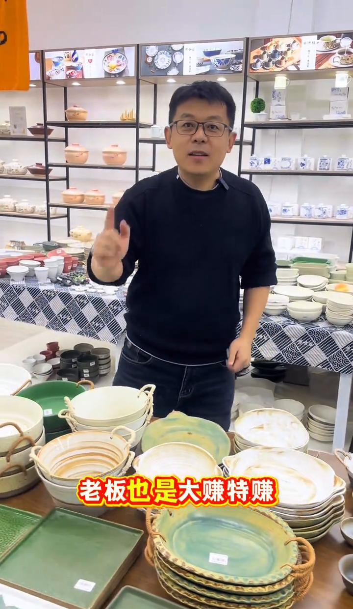 纸壳子卖出了瓷器价，这生意不玄乎。
别人亏得卖房，他靠包装活下来了。
不是瓷贵，