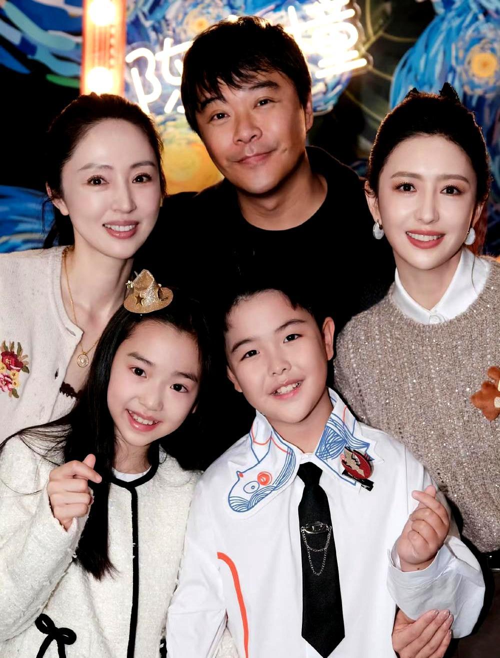 陈思诚佟丽娅离婚4年，她竟成了他公司第三大股东。
 
儿子10岁生日宴，两人并肩