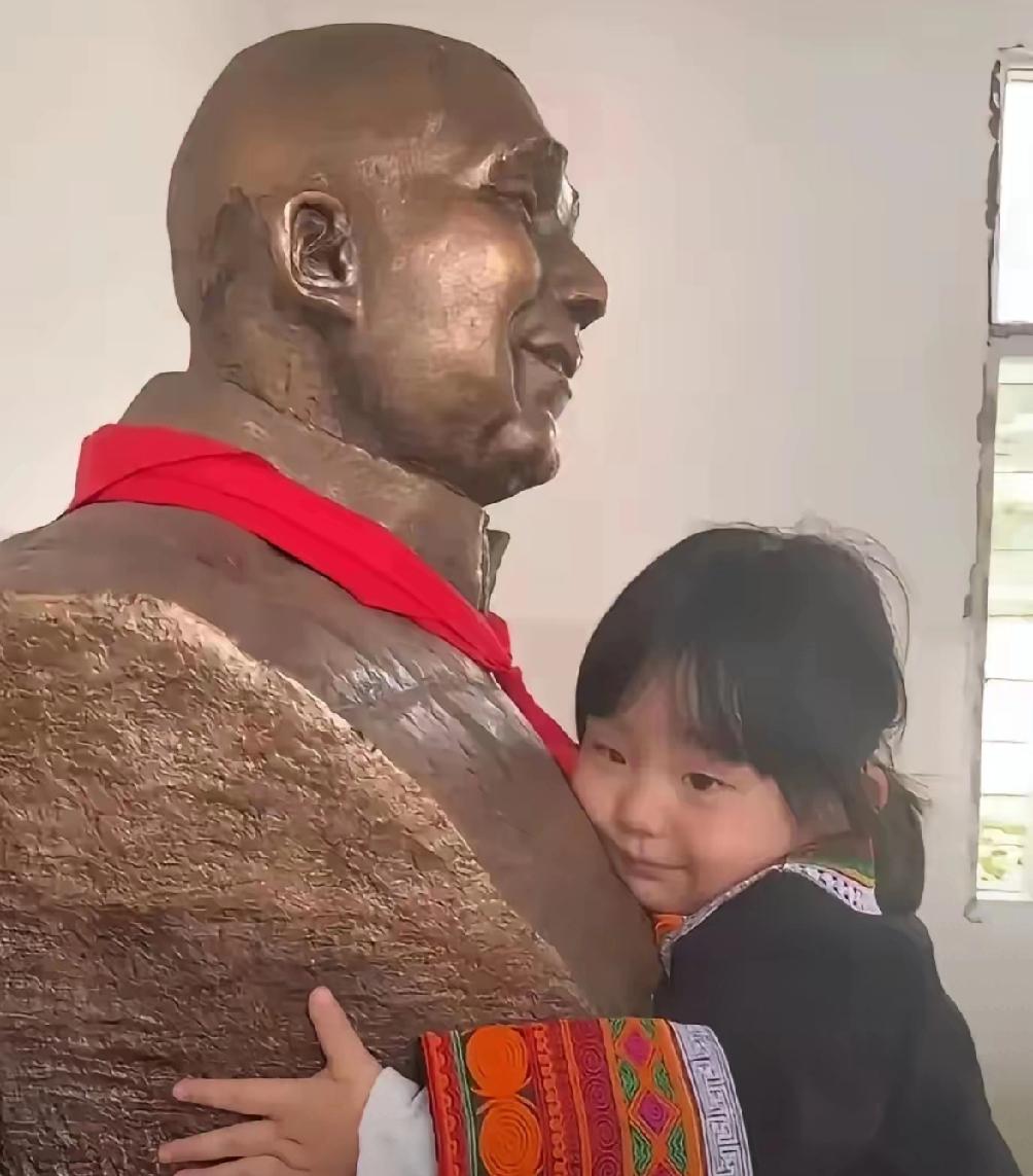 3岁女童大凉山抱石像痛哭，一句“这是我爸爸”全网破防
 
四川成都一名女子带着3