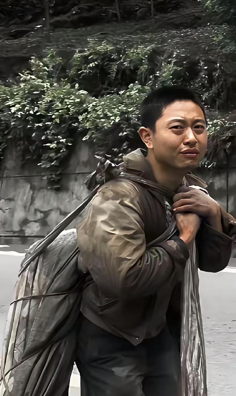 还记得他吗，2008年地震徒步背未婚妻尸体25公里回家的男人，那么多年一直赡养未