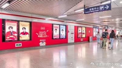 在杭州偶遇易烊千玺天猫旗遇体验漫步西湖被天幕大屏千玺颜值狠狠戳中，地铁公交站牌随
