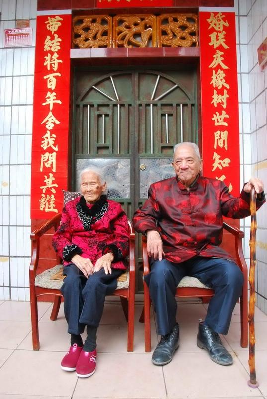 最近看到一个超暖心的视频，男子住院缠着纱布还强忍疼痛回家哄90岁母亲吃饭。母亲一