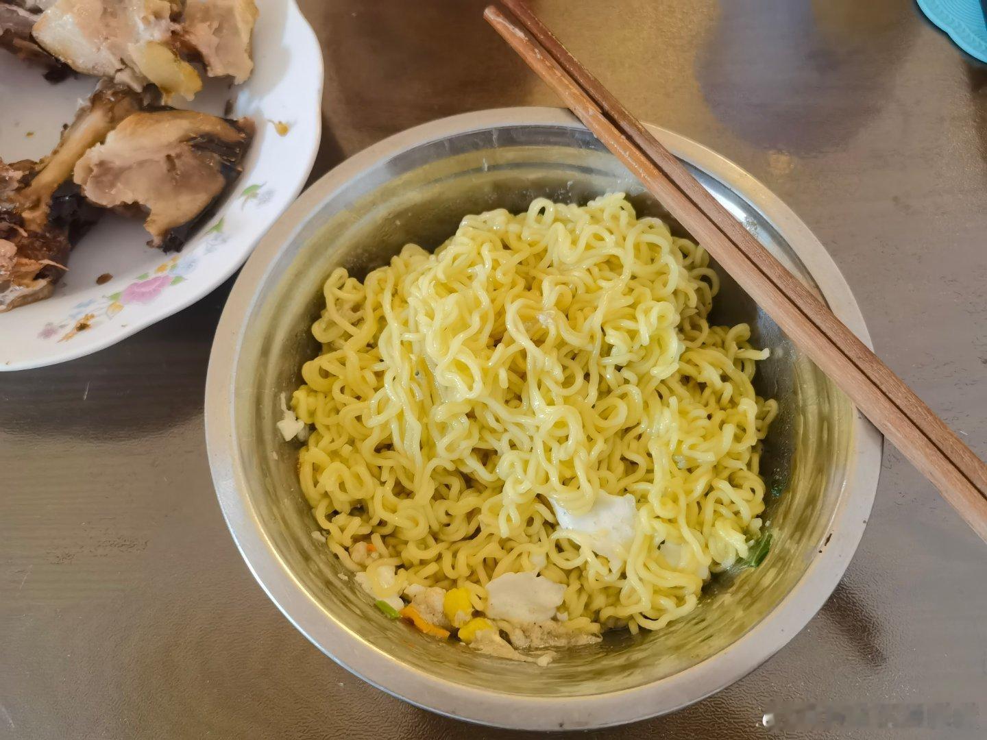 煮方便面这么难？？昨天夜里…我媳妇煮的方便面…一点汤都没有，咸疯了[裂开][裂开