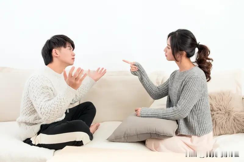 聊天时也要格外注意。多倾听男友父母说话，了解他们的兴趣爱好和生活习惯。要是他们喜