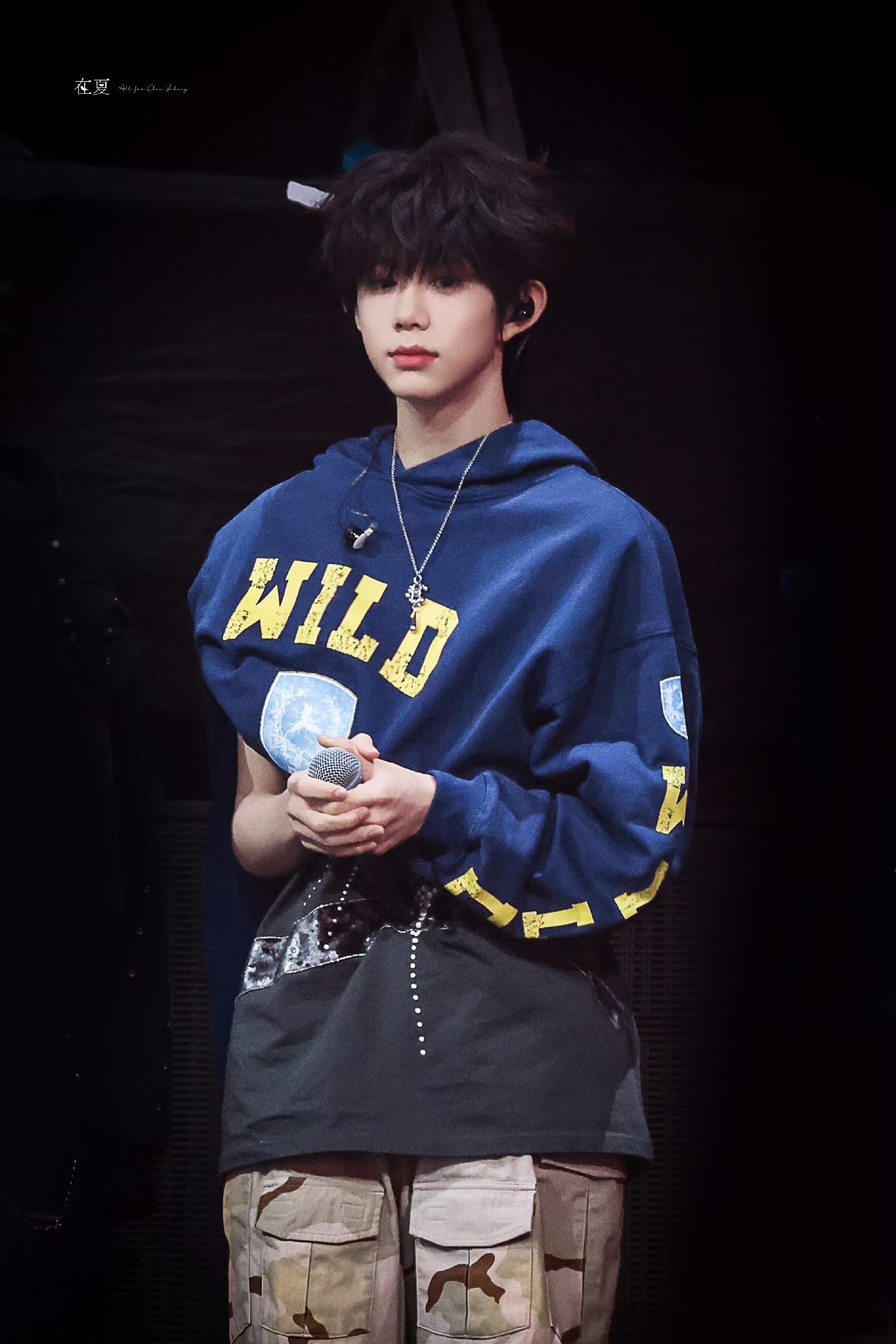 陈奕恒外套斜穿 舞台造型小亮点被陈奕恒拿捏了，外套斜穿的穿法简约又亮眼，适配度直