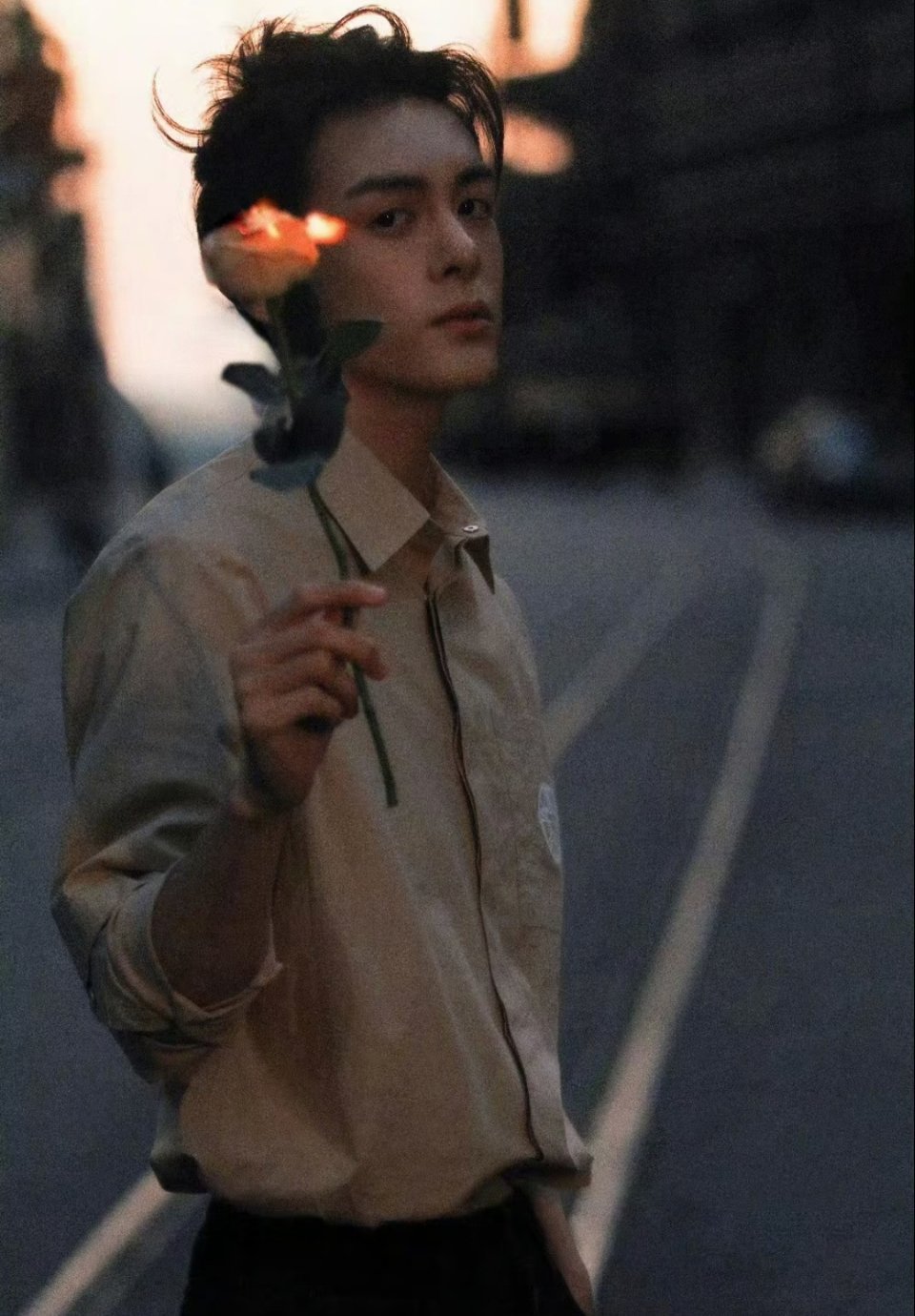 曾舜晞🧡 曾舜晞夏日好戏派对💚微博派对合伙人只夏夜星空几寸，似他眉眼动人