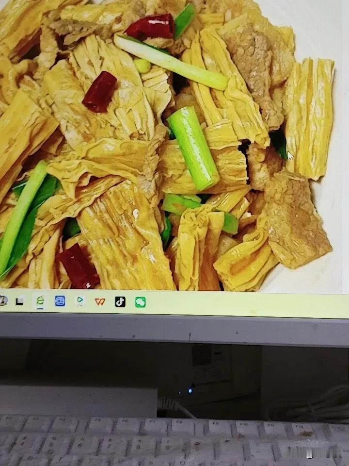 腐竹炒肉。宁可不吃肉也要吃它。蛋白质是牛奶的13倍，夏天多吃强体会。