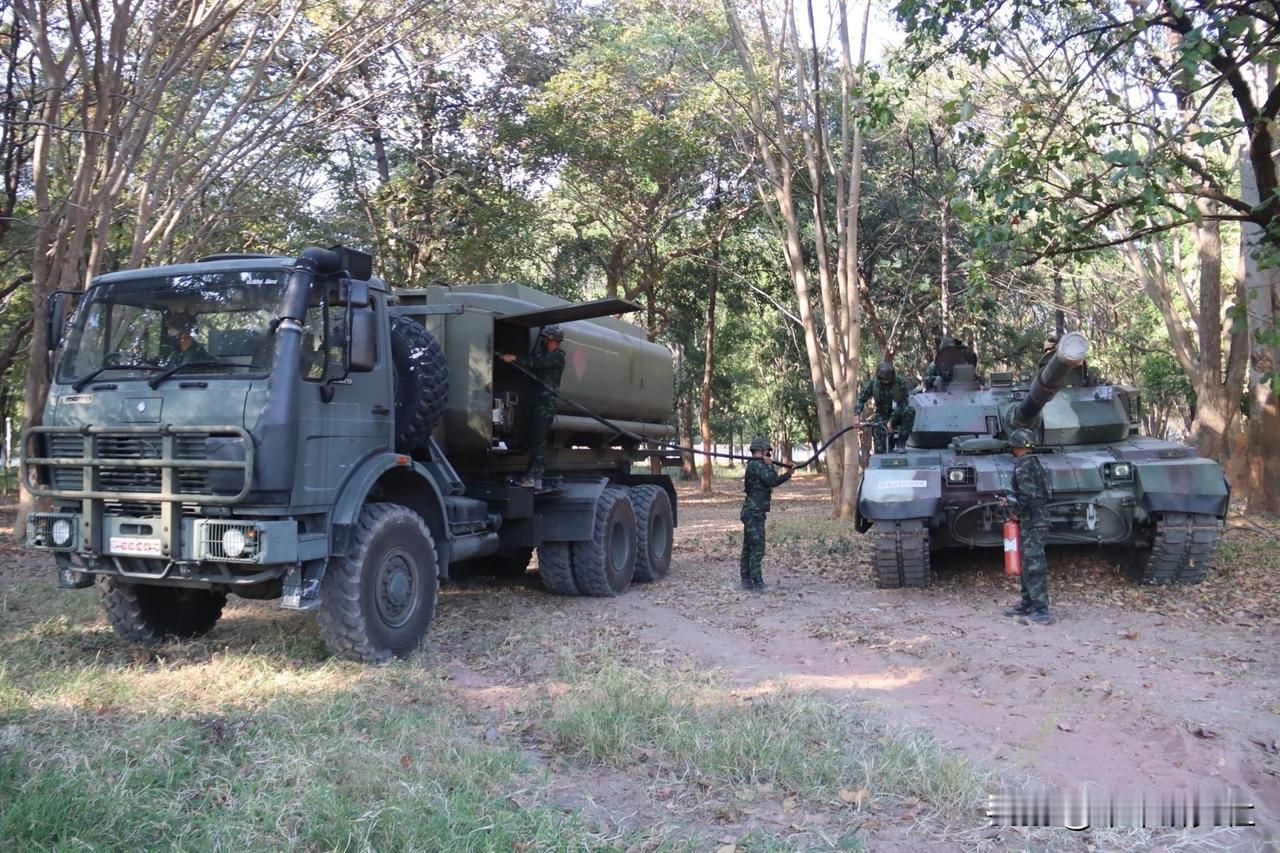 泰国陆军给VT-4坦克加油，加油时居然还要一人手持灭火器时刻对着加油口，有这必要