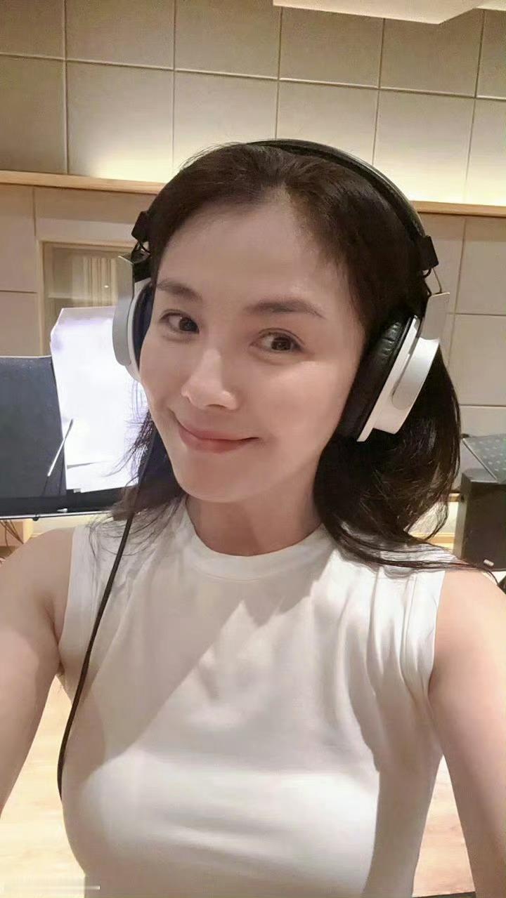 水蜜桃味儿很浓的刘涛～特别是小脸喝得红扑扑的时候～ ​​​