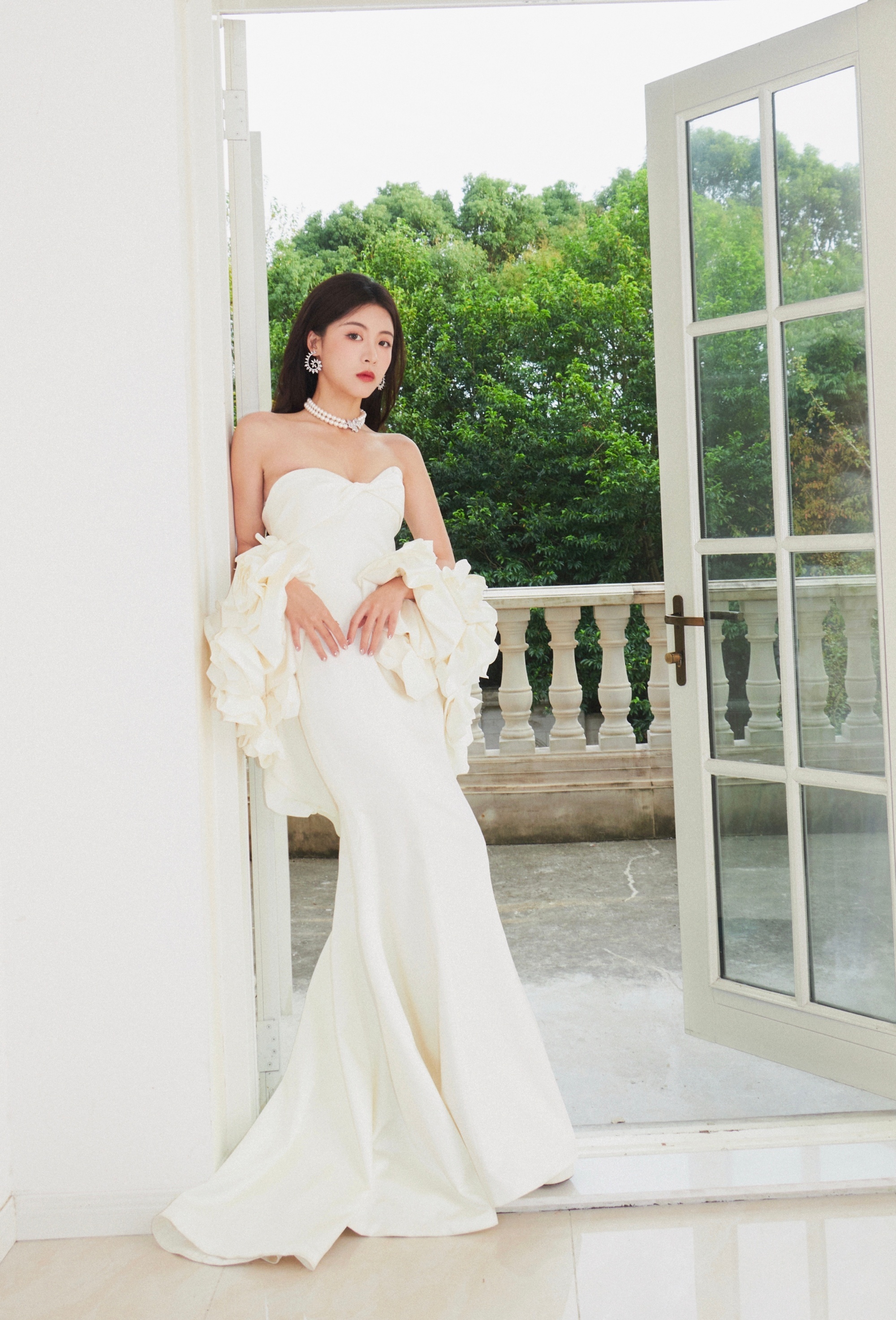 孙芮：柔柔白裙，优雅高贵。孙芮