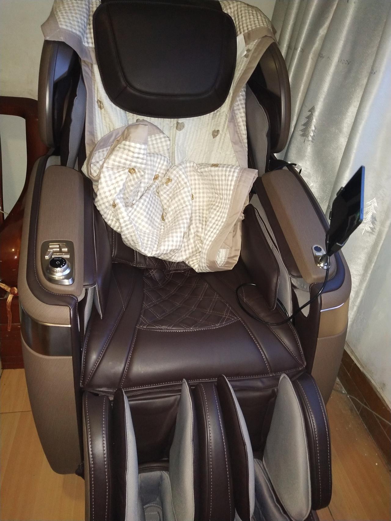 感觉自己太奢侈了，在极简生活的情况下，竟然把按摩师请回了家。

去年看好了一款按