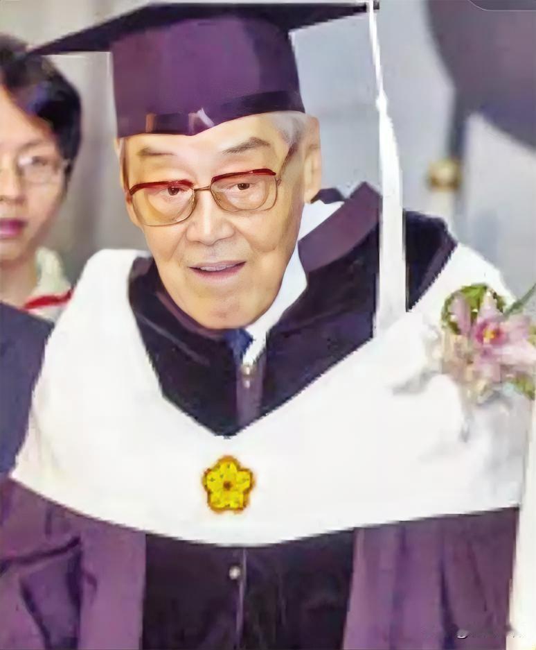 孔德成是孔子第77代嫡长孙，也是中国最后一位衍圣公。1949年，他被蒋介石接往台