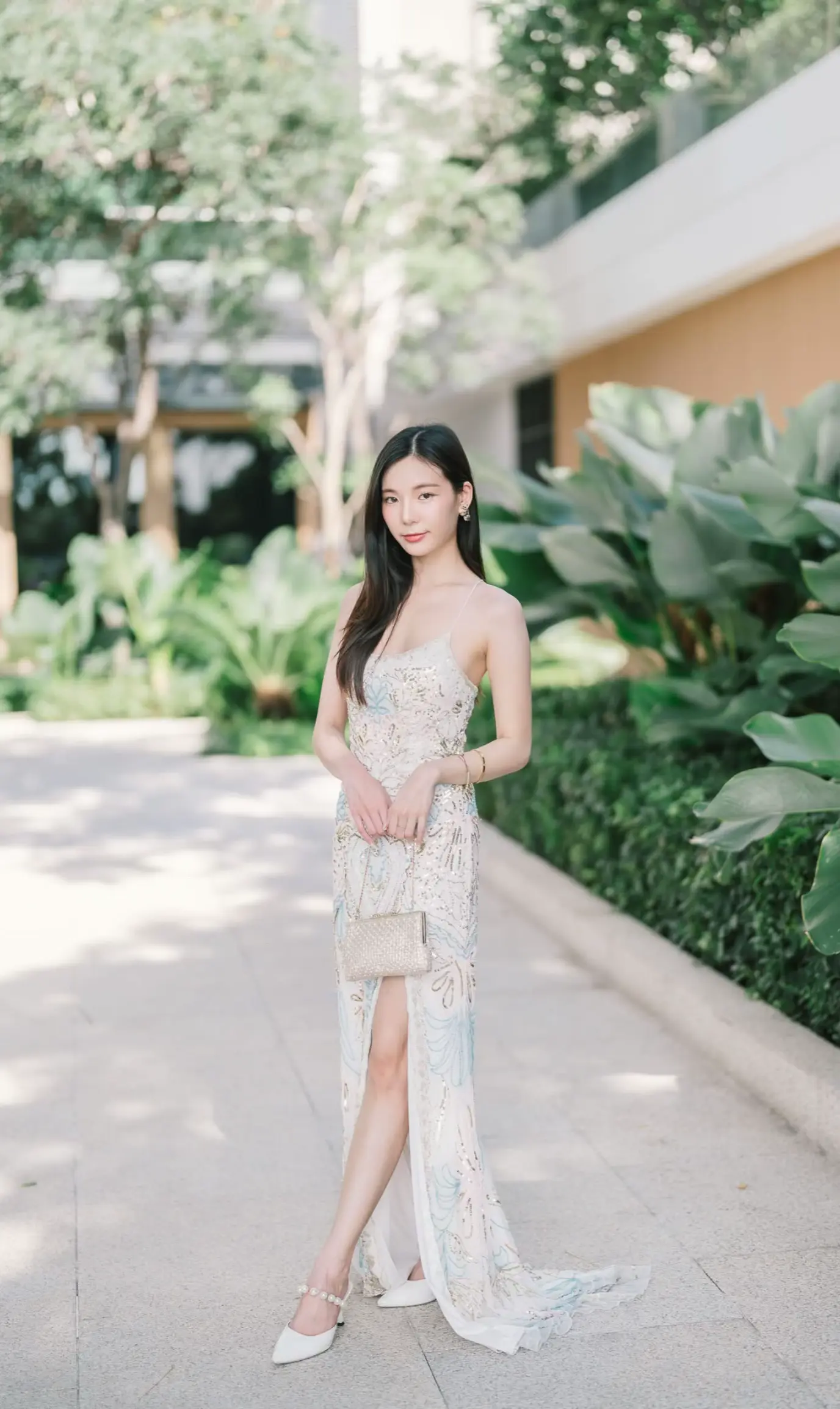 秋风带走了绿意， 却留下了最深的思念。 就像母亲的爱， 在萧瑟中依旧温...