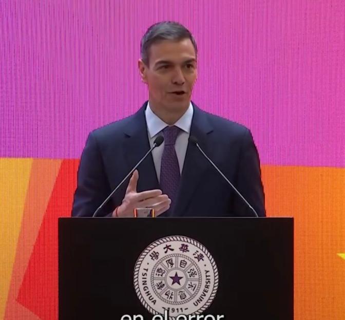 就在刚刚，  
西班牙首相桑切斯在清华大学发表演讲时说：“发展不再只有单一中心，