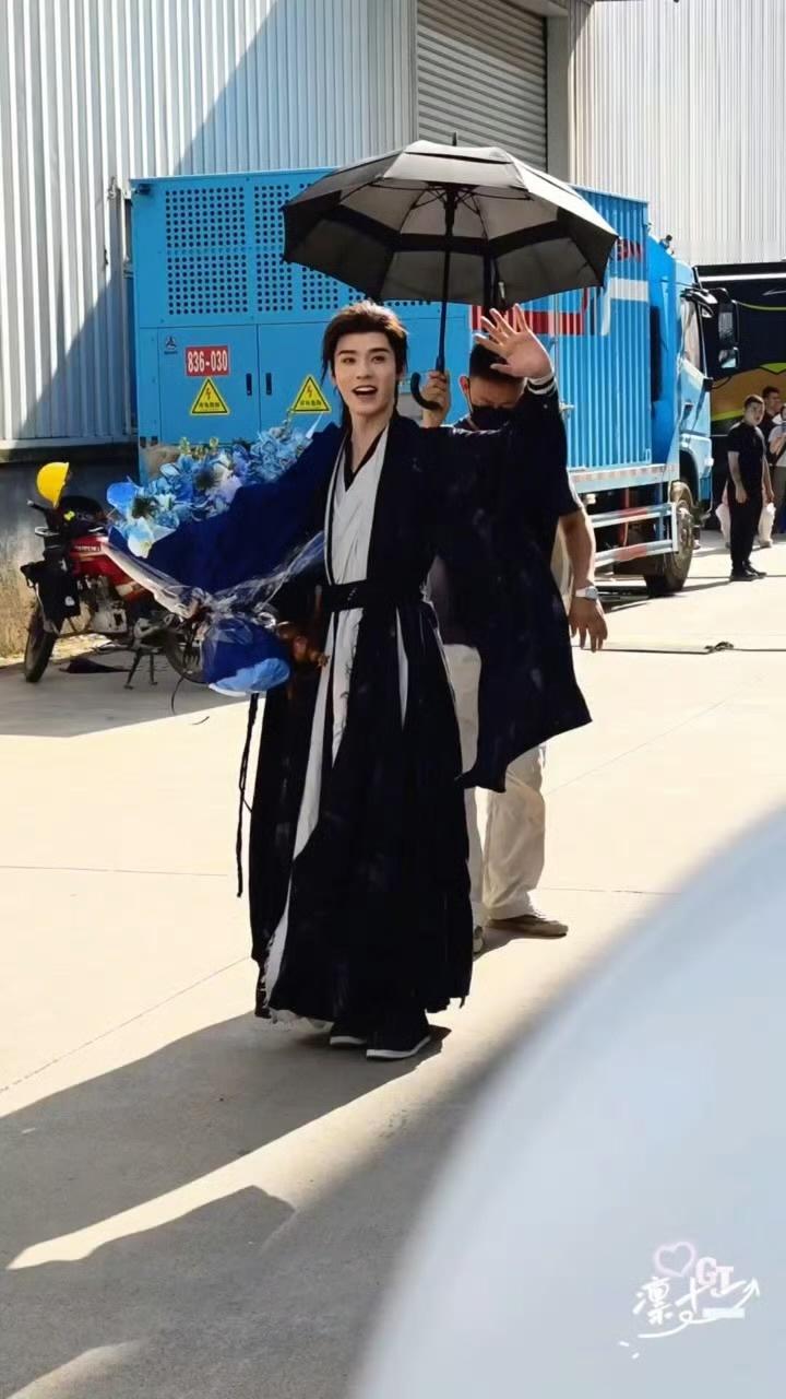 龚俊《凤舞九天》杀青，看着状态蛮好，这大热天的都没班气 