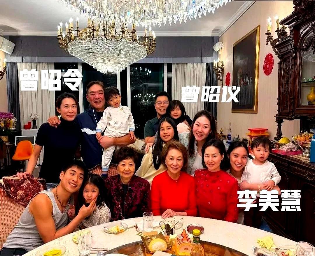 何超琼坐在干女儿家的C位，孩子的亲妈，却只能靠边站。
 
曾家老奶奶稳坐正中，何