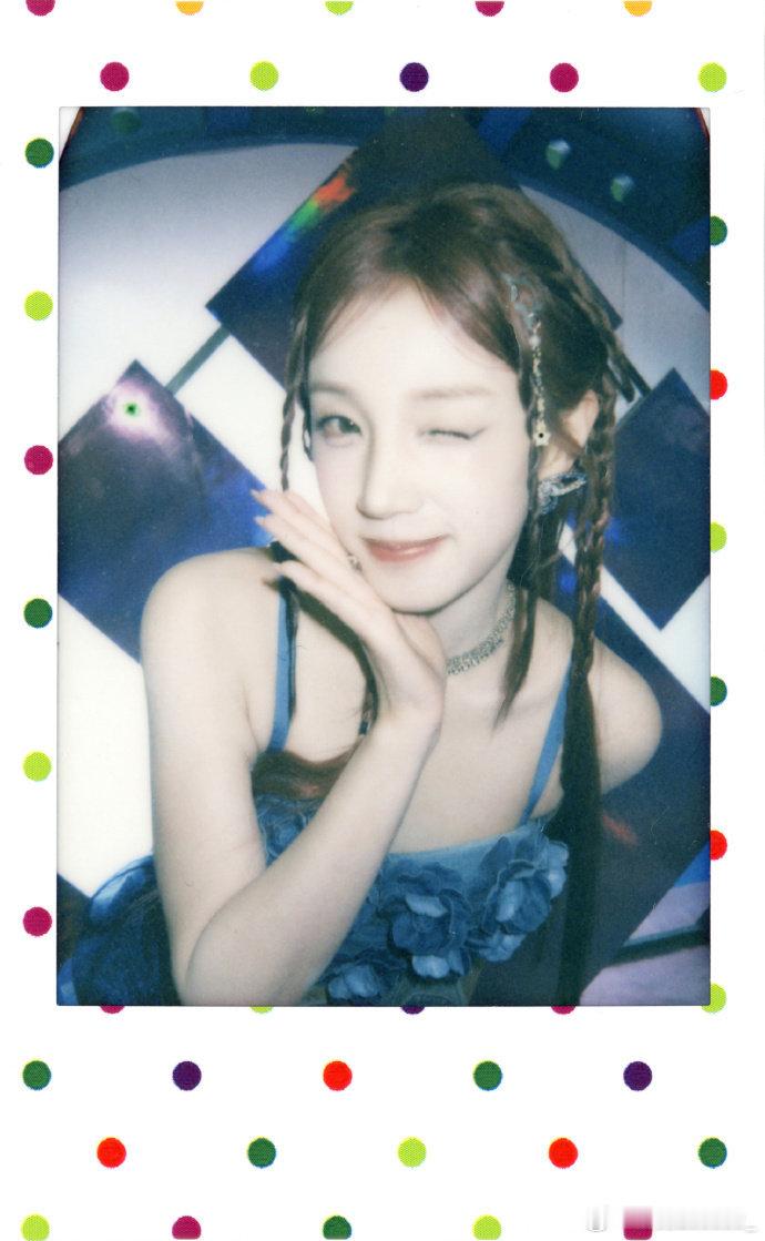 宋雨琦今天的colorwalk是蓝色宋雨琦宋雨琦穿蓝色简直是神仙配色，笑眼弯弯的