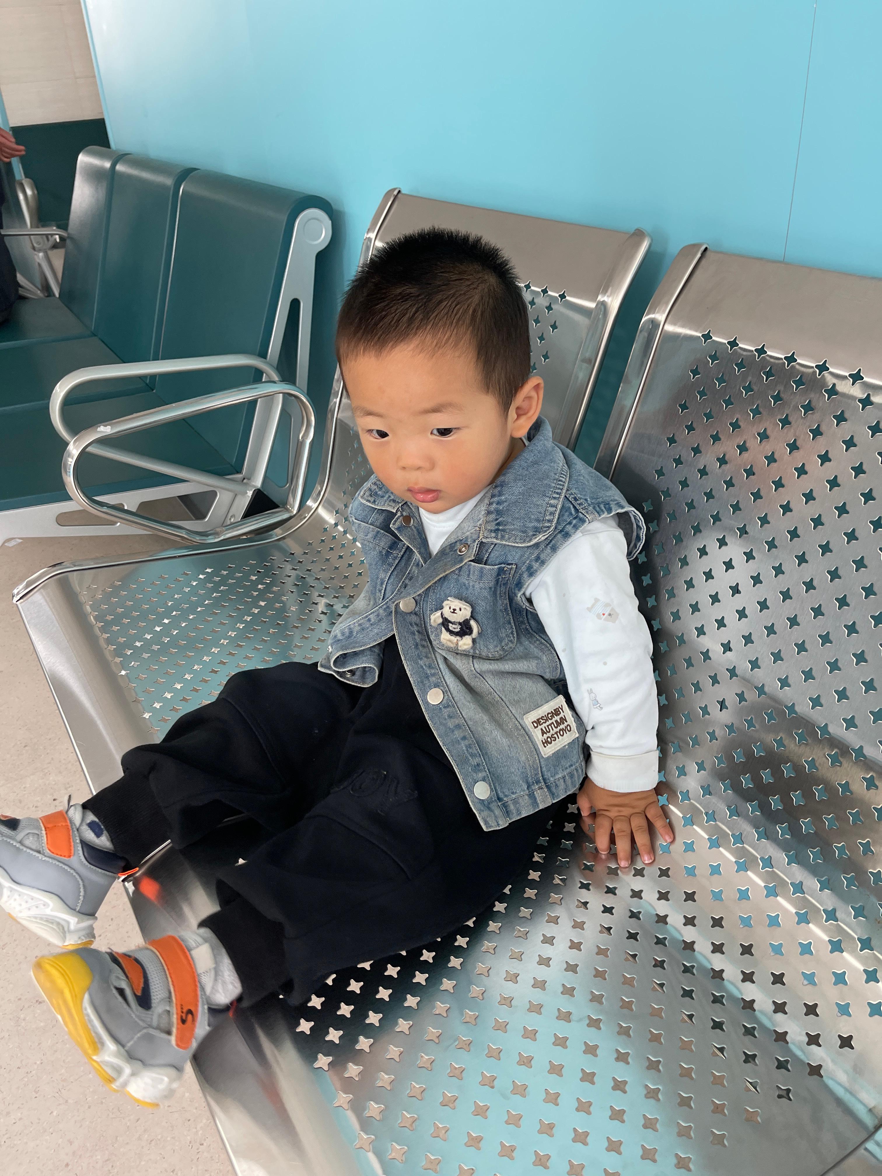 带乐乐来打疫苗，以前小时候打，一点感觉没有。现在打疫苗，哇哇叫个不停。刚把他安抚