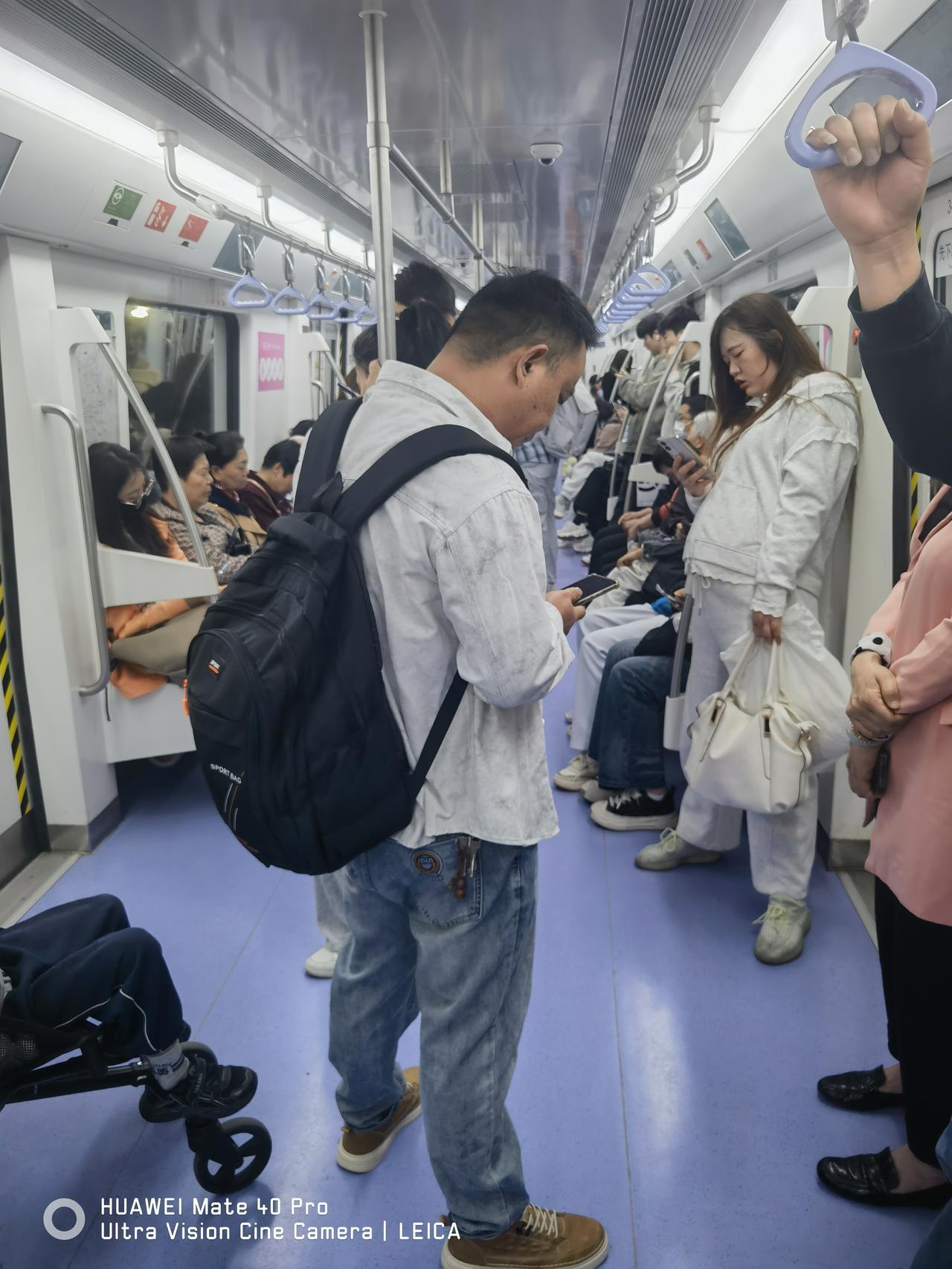 西安地铁太受欢迎了！请看周一中午6号线客流量依然很大，西安地铁线路和站点设计合理