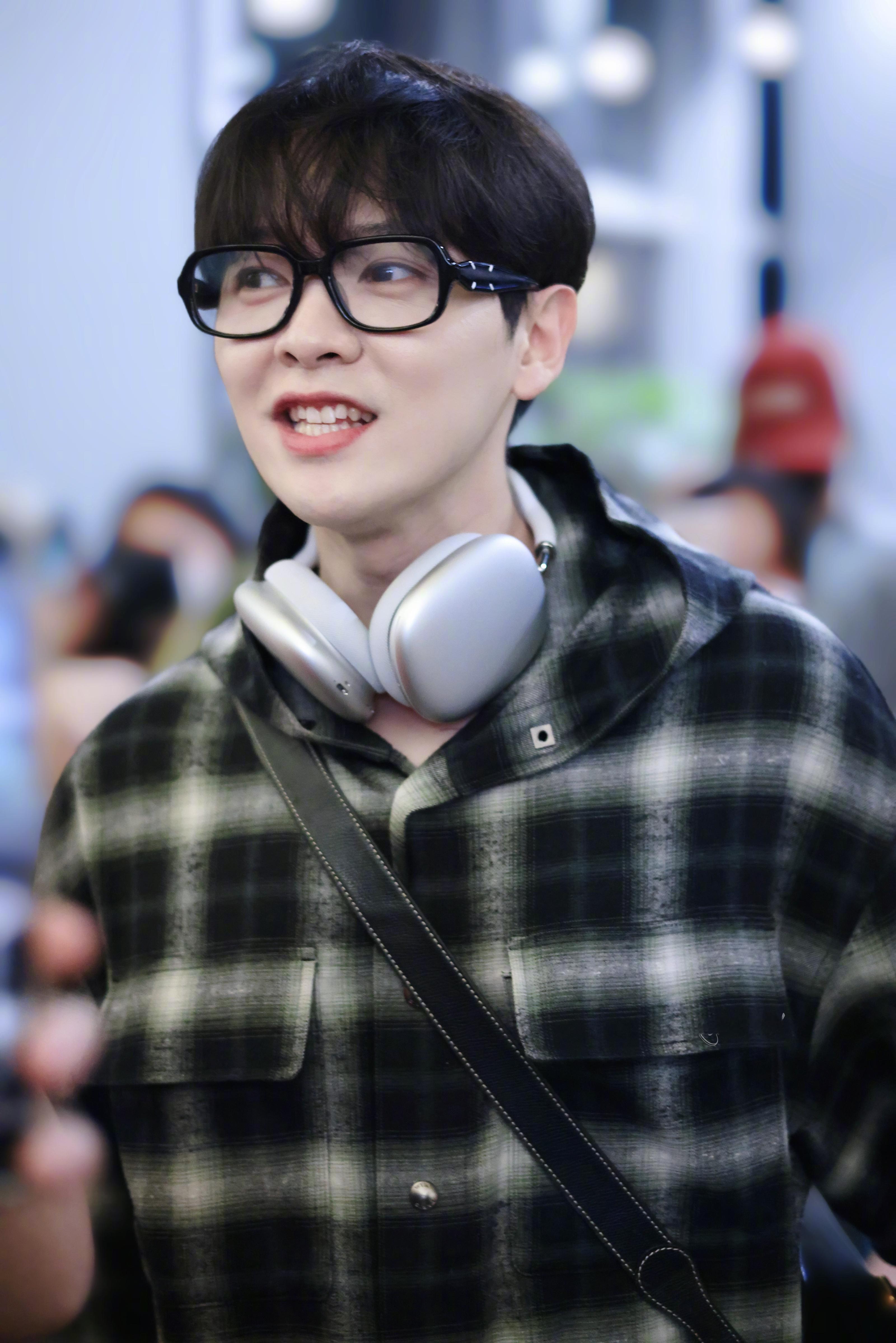 #尤长靖到长沙了# 《披荆斩棘4》长沙机场到达路透🈶️，黑框眼镜➕格子衫，男大