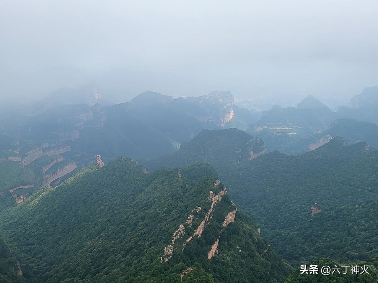 云雾缭绕的仙境，山峦叠翠，美不胜收！🌿🏔️