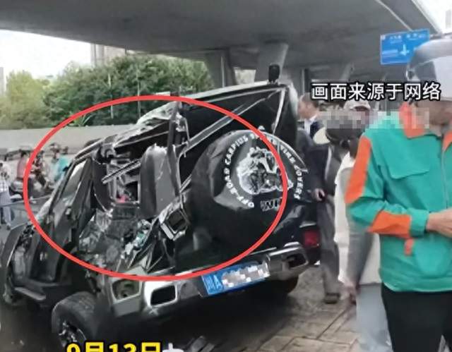 一越野车冲下高架，让两个本来毫无交集的家庭卷入一场悲剧之中。