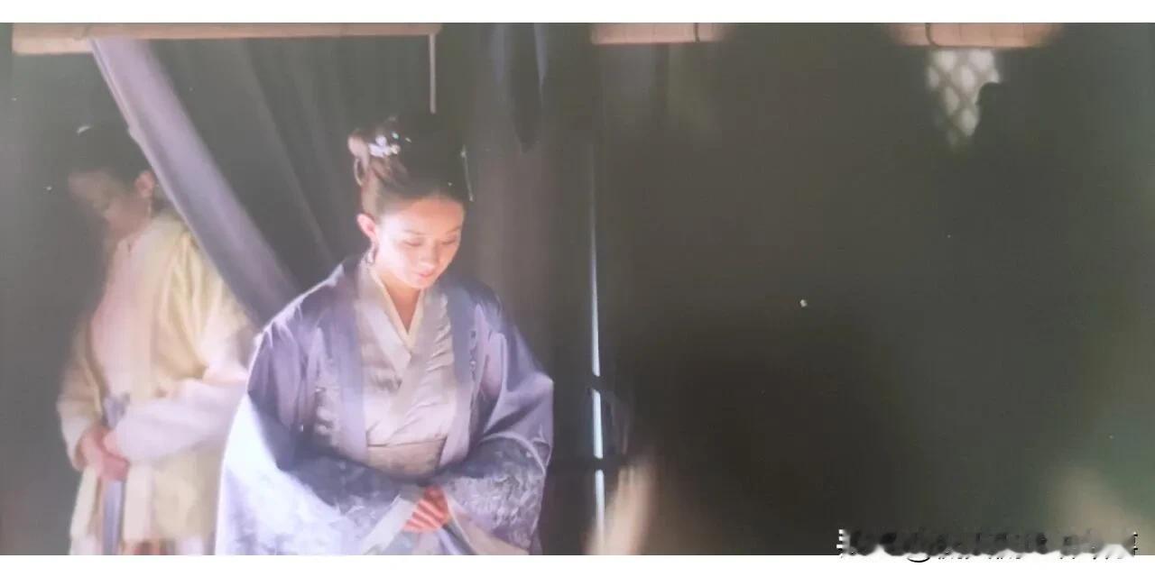 刷了七八遍知否了，今天才发现这个细节！
 
这里只有明兰一个人起来行礼了，而大哥