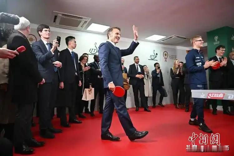 马克龙与王楚钦孙颖莎打球 2025年12月5日下午，马克龙和王楚钦、孙颖莎打球，