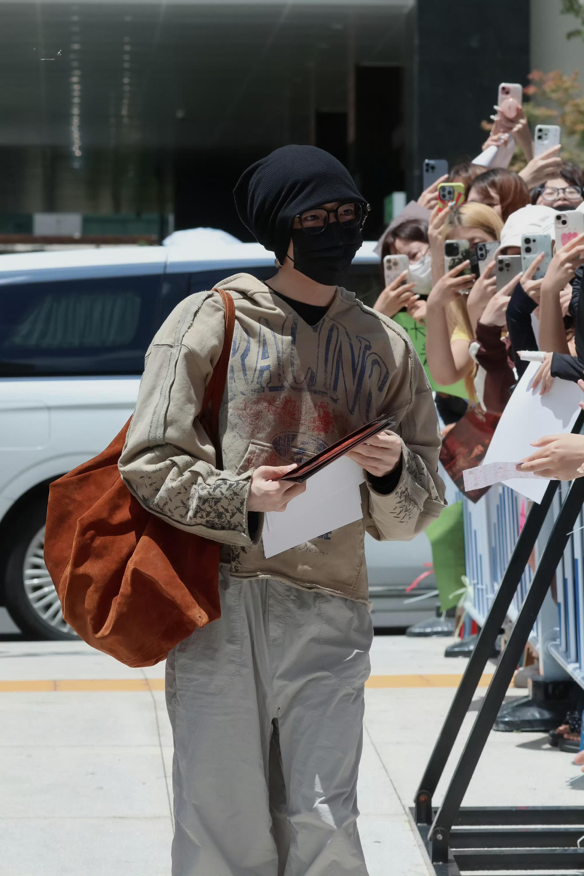 侯明昊背着小书包就在发《雀骨》宣传单了侯明昊上班发雀骨宣传单