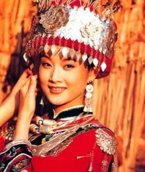 [微风]1996年宋祖英亲手把18岁的小保姆送进了监狱，一判就是12年，而这个保