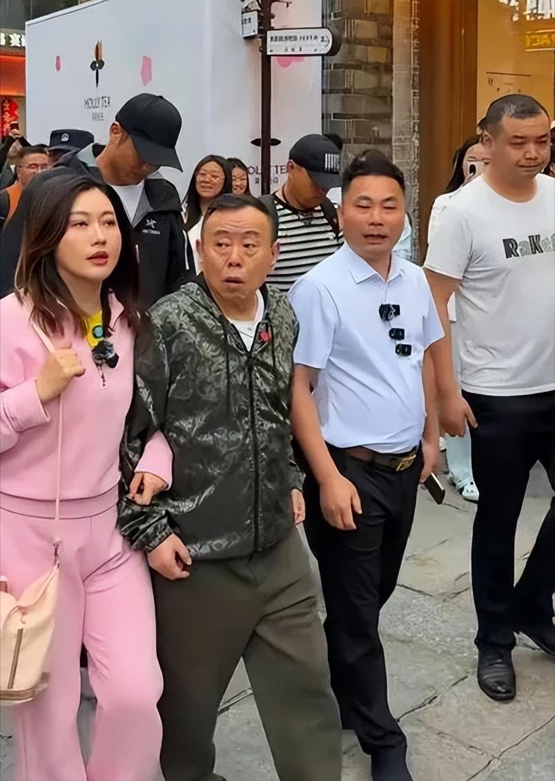 画面中眉飞色舞的潘长江竟然面黄肌瘦，老态龙钟；女儿潘阳肤白貌美，气质闪闪发光，一