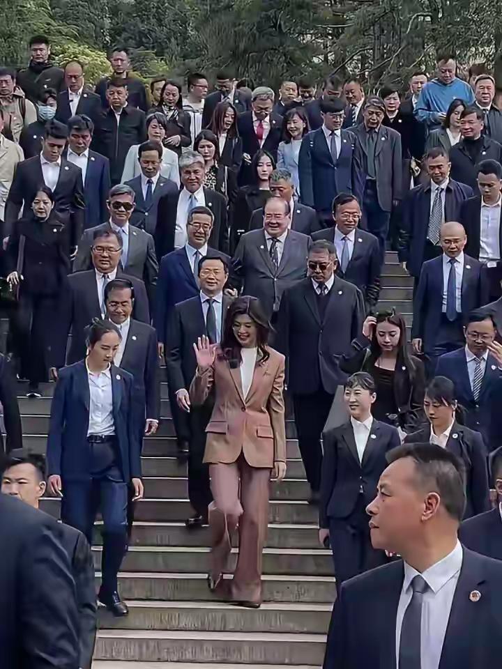 这身高真是高人，“褐然”而立，众星拱月，自然和谐。