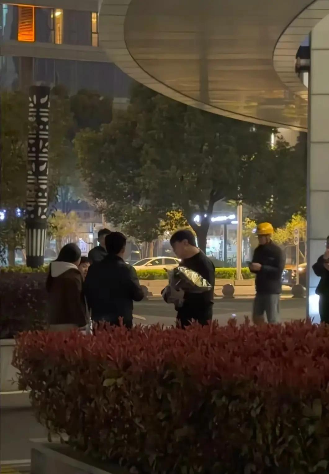 昨天江苏开小吃店的朋友和我视频时说起：张雪峰公司楼下的菊花堆得层层叠叠，黄的白的