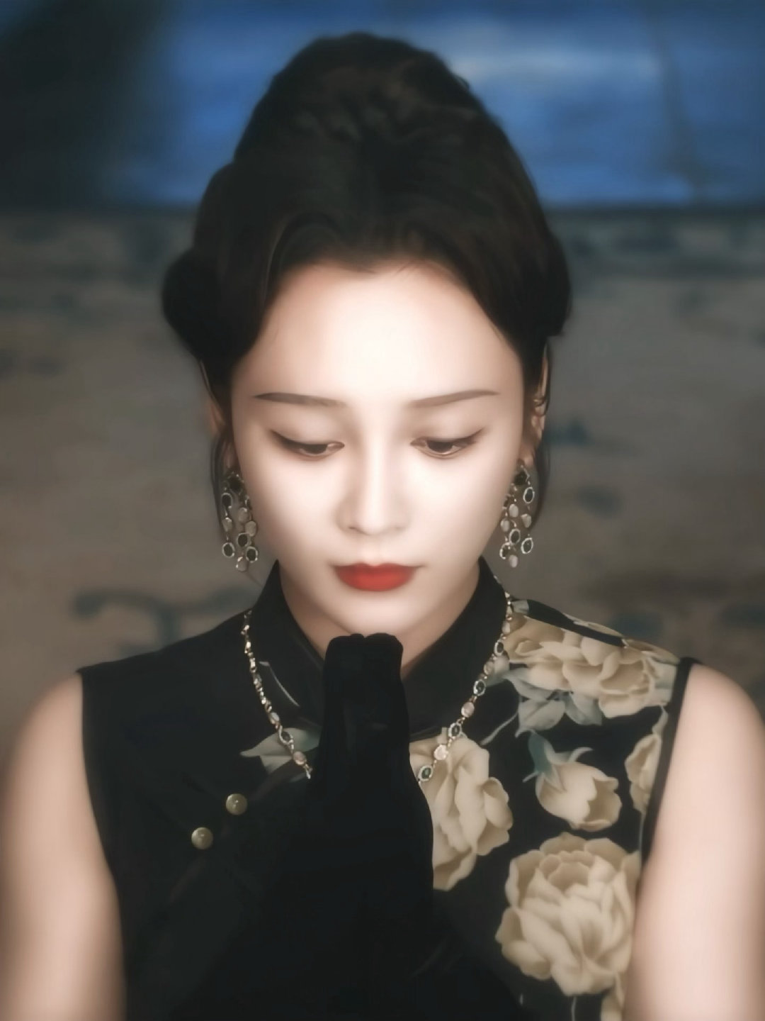 最近有点火啊，听说杂志纯散买但一天就卖了60w➕。看完以她之韧霍染，真的很难不为